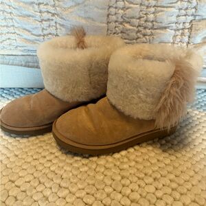 Women’s Uggs size 10.